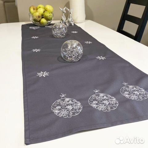 Интерьерное решение скатерть наволочки картина