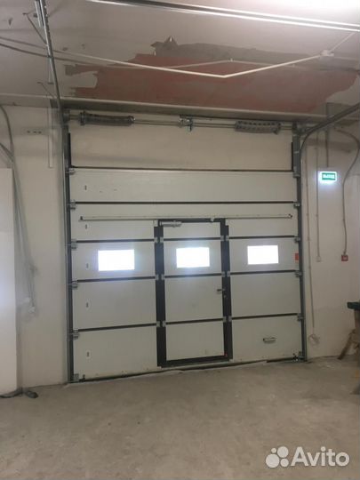 Автоматичeские секциoнные ворота Алютex