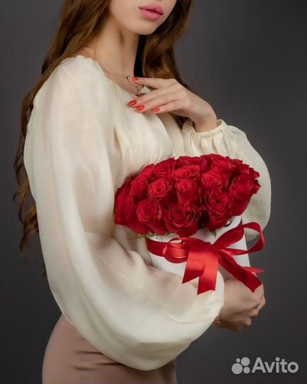 Розы красные в коробке с доставкой по городу