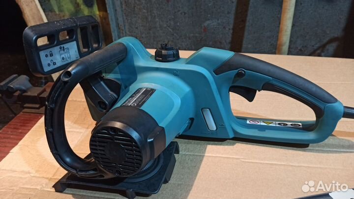Электрическая цепная пила Makita UC4041A