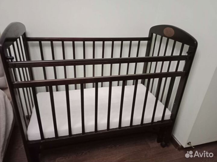 Детская кроватка с продольным маятником