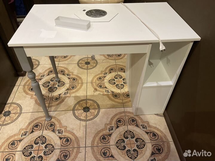 Маникюрный стол с вытяжкой бу