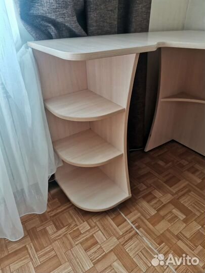 Письменный стол для школьника угловой
