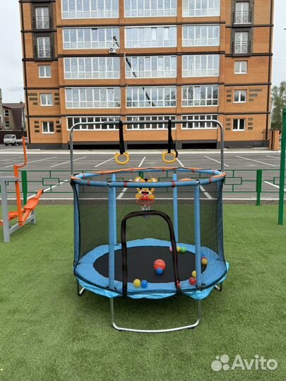 Батут детский с защитной сеткой и игрушками
