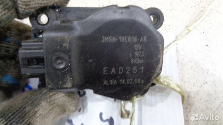 Моторчик заслонки отопителя Ford Focus 2 2008-2011