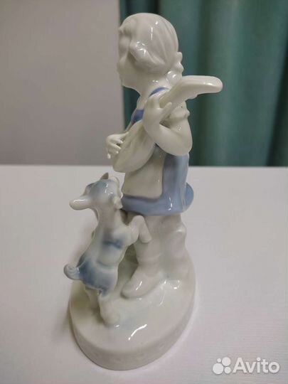 Фарфоровая статуэтка. Девочка с Мандалиной
