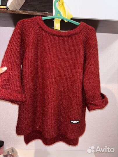 Свитер женский красный