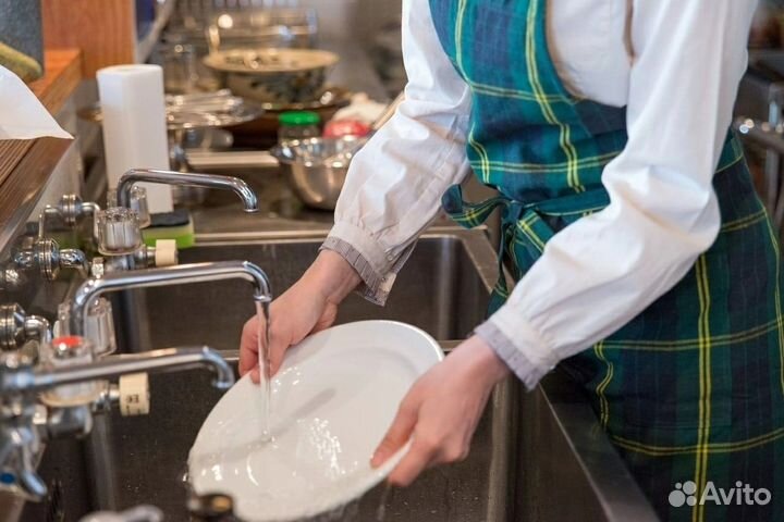 Кухонный работник в кафе