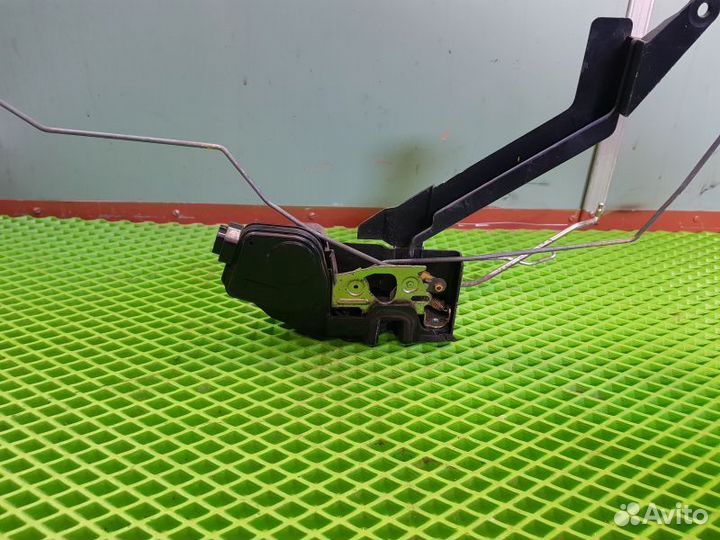 Замок двери передний правый Hyundai Terracan