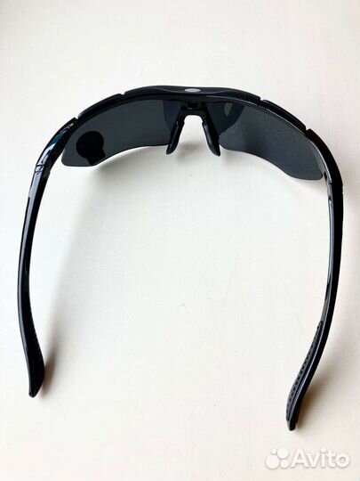 Чёрные спортивные солнцезащитные очки