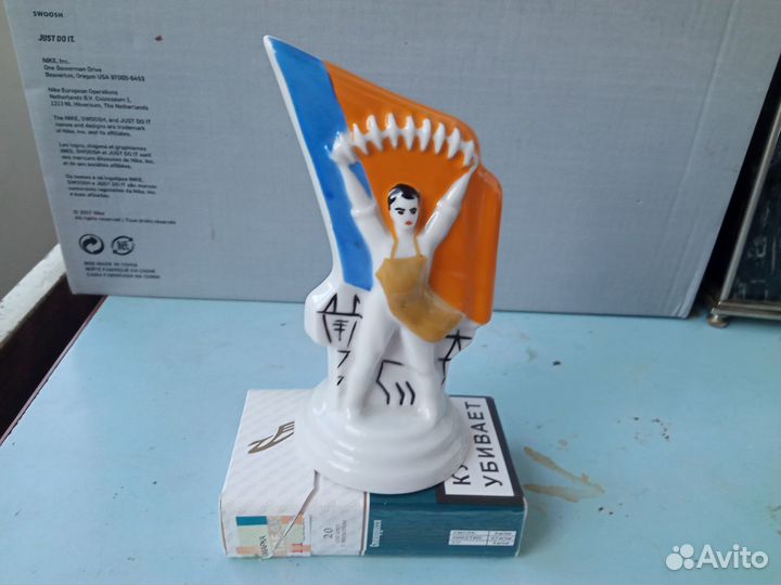 Статуэтка фарфор девушка с изоляторами юуаиз