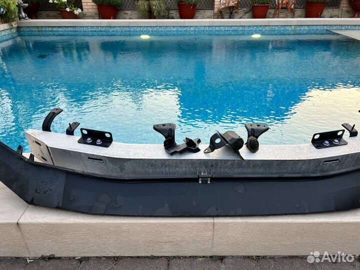 Усилитель бампера на Toyota 300