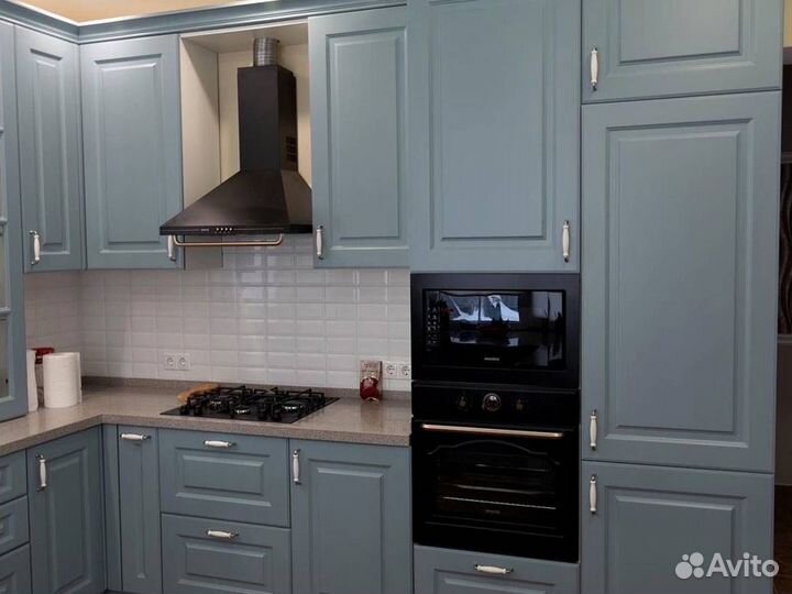 Кухня с каменным островом