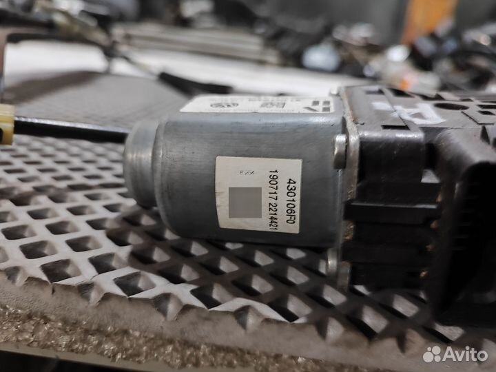 Стеклоподьемник передний правый Volkswagen Polo