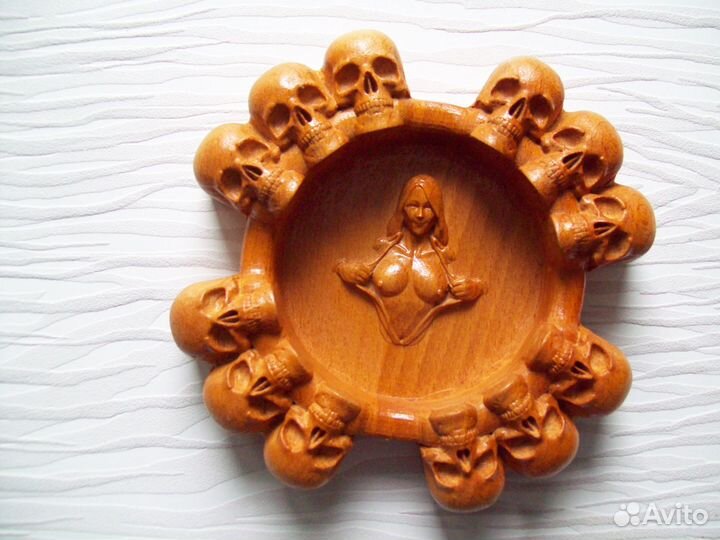 Пепельница с черепами и девкой