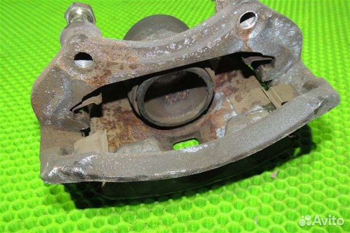 Суппорт тормозной передний правый Nissan Bluebird