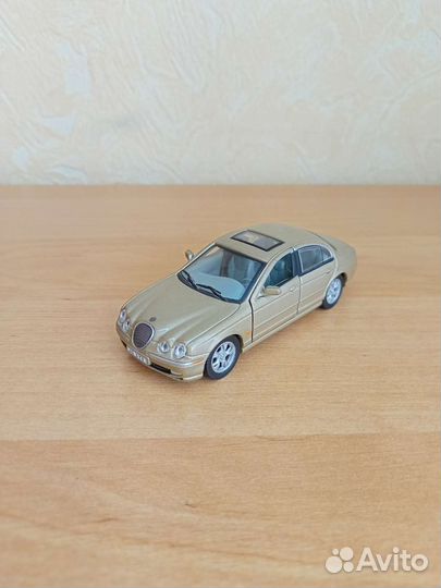 Модели автомобилей 1:43 Cararama, Maisto, Motormax