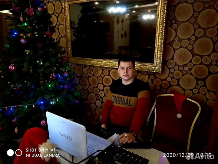 Диджей с аппаратурой