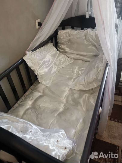 Детская кроватка с маятником