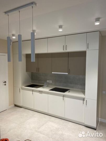 Кухня в потолок с антресолями и пеналами