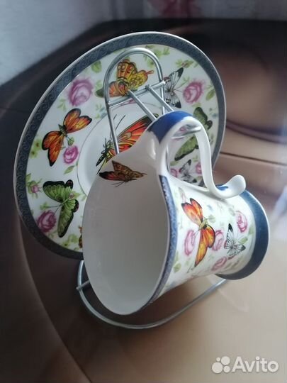 Чайная кружка с блюдцем на подставке