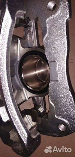 Суппорт передний правый/левый Toyota Camry