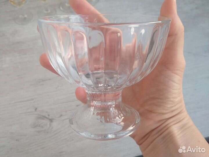 Посуда: тарелка, вазочка, салатник