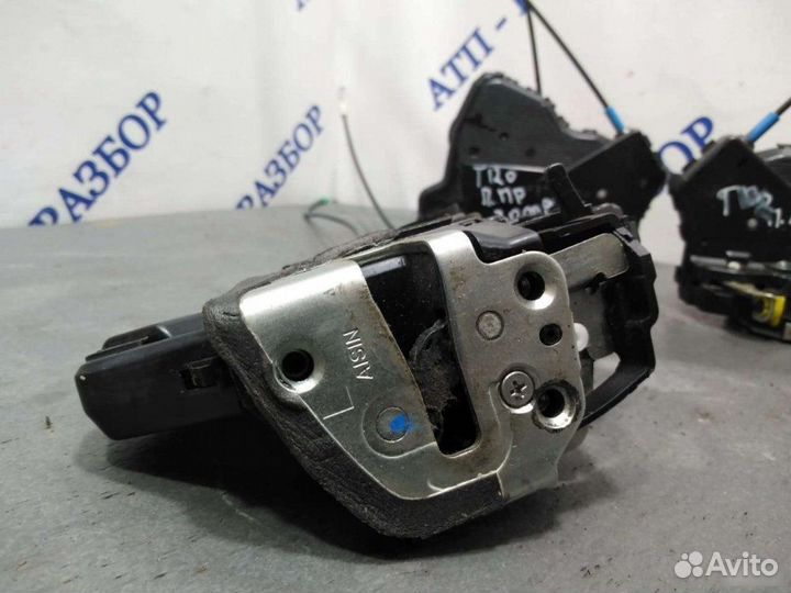 Замок двери Toyota Corolla E120 2003-2007