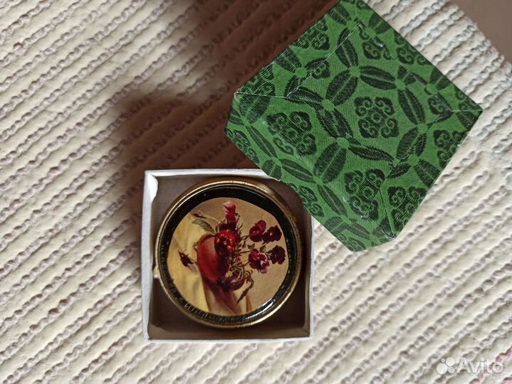 Средство для чистки зубных протезов, таблетница