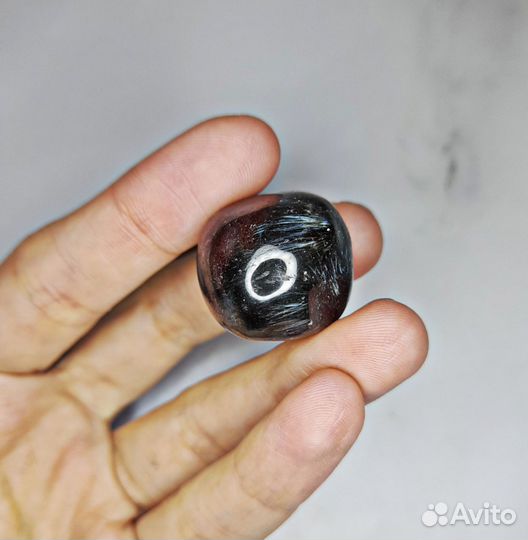 Гранат красный (альмандин) в антофиллите (нуумите)