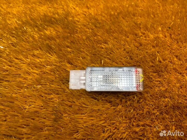 Плафон освещения задний левый Porsche Cayenne 957