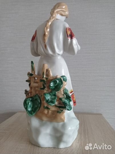 Статуэтка фарфор СССР. Девушка с ромашкой