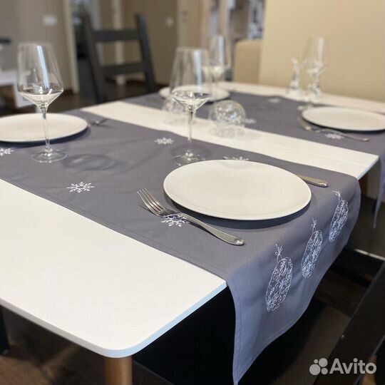 Интерьерное решение скатерть наволочки картина