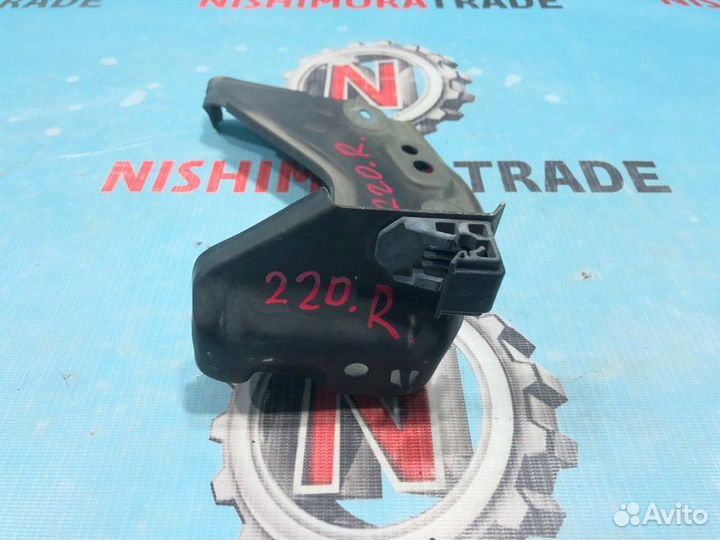 Крепление бампера правое Toyota Regius KCH46 1kzte