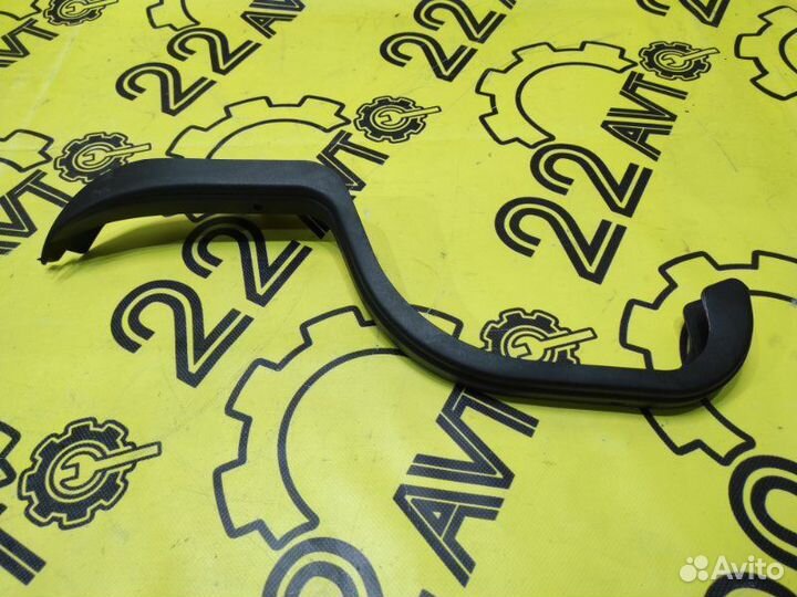 Накладка петли багажника задняя правая Toyota