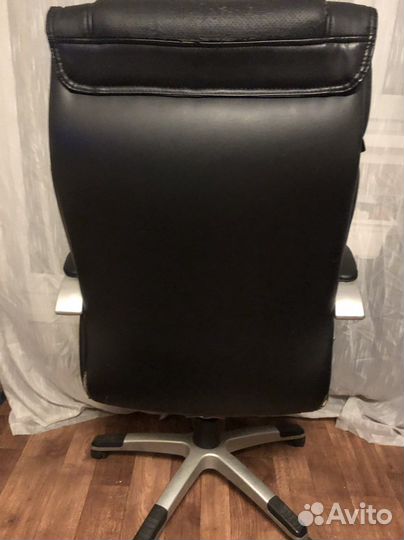 Офисное кожаное кресло руководителя