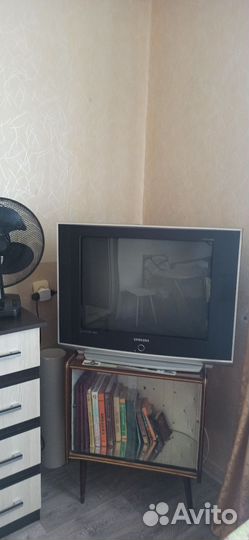 Телевизор Samsung с тумбочкой