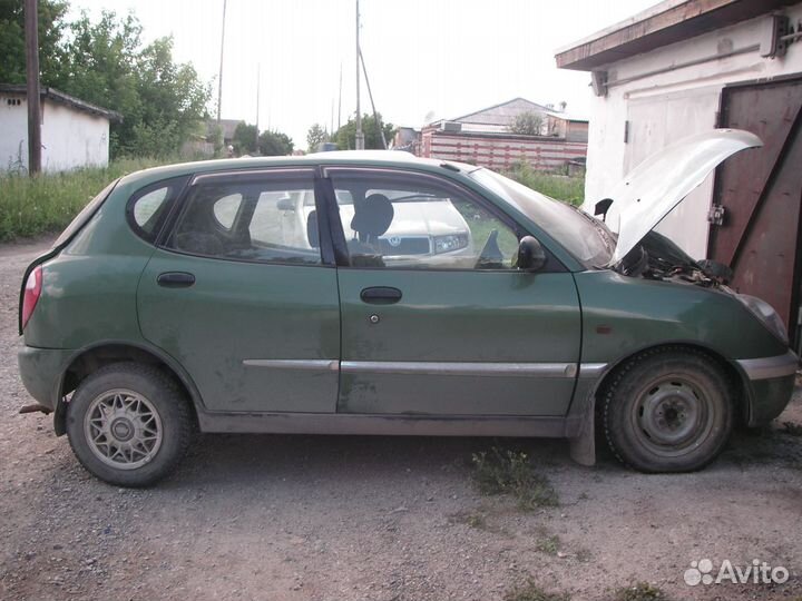 Daihatsu Storia 1.0 AT, 1998, битый, 168 000 км