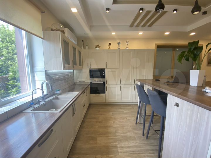 Дом 370 м² на участке 7 сот.