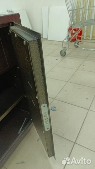 Сейф железный