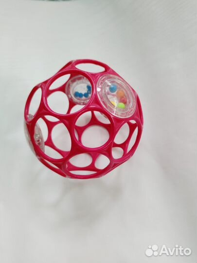 Мяч погремушка oball, малиновый