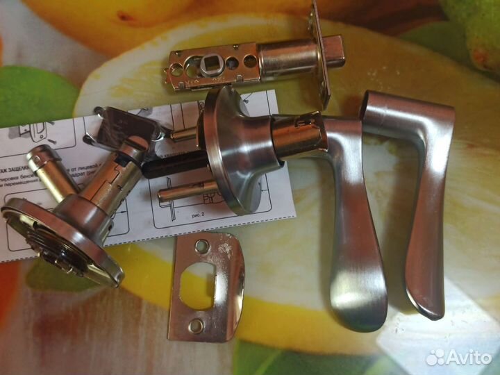 Комплект дверных ручек с защёлкой