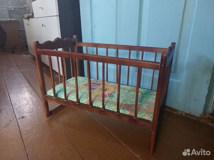 Игрушечная коляска и кроватка