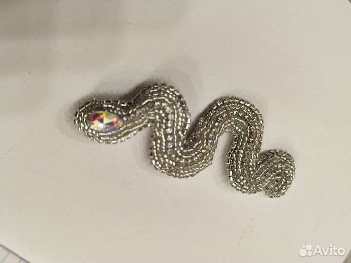 Брошь ручной работы из бисера