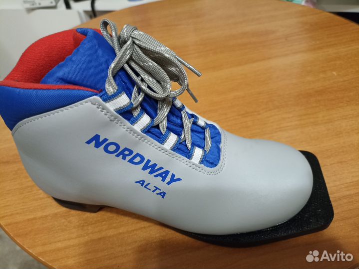 Лыжные ботинки