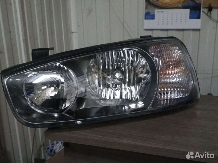 Фара внутри черная левая Элантра с2000 по2003