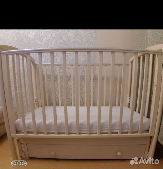 Детская кроватка с маятником и ящиком