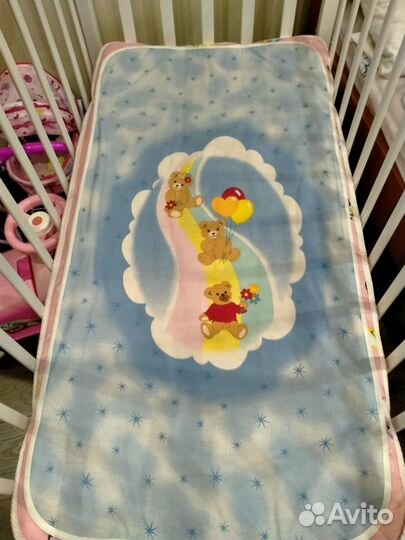 Детская кроватка с маятником