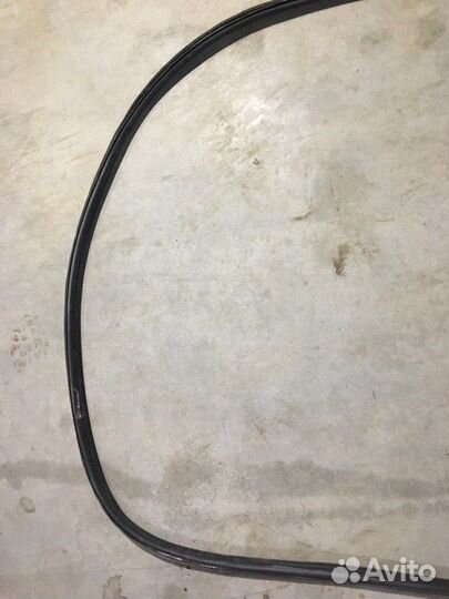 Уплотнитель двери багажника Skoda Yeti 1.2 CBZ