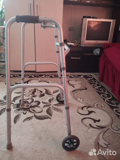 Ходунки для взрослых с колесами